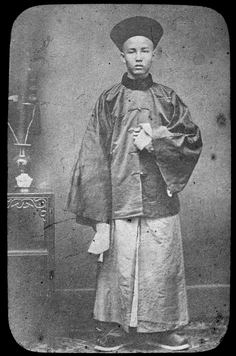 Bilden visar en kines i en traditionell dräkt.