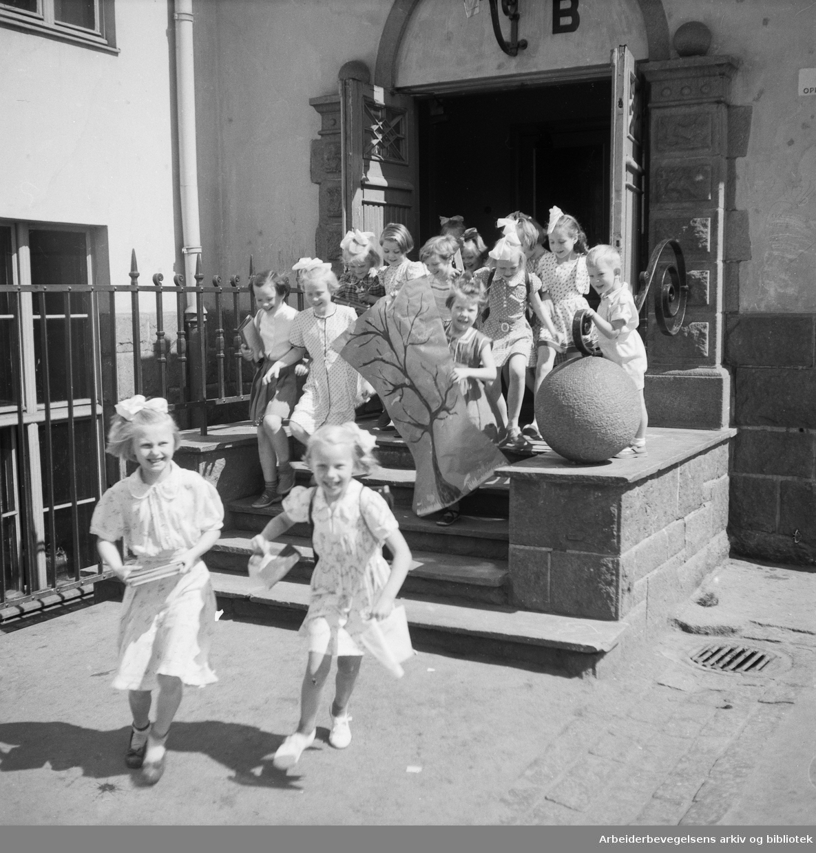 Siste skoledag før sommerferien. Elever fra Hersleb skole. Juni 1953.