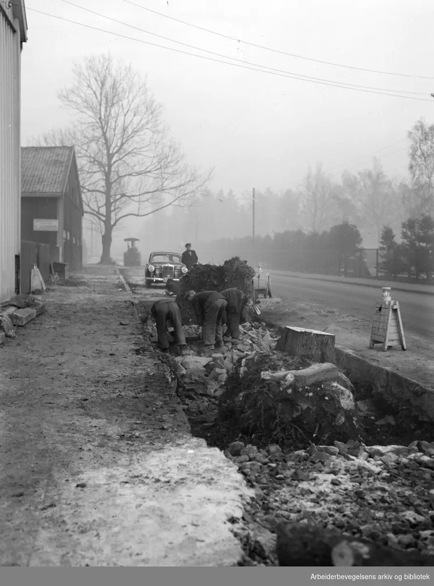Strømsveien. Krysset Strømsveien - Etterstad. Lønnetrærne felles. November 1955