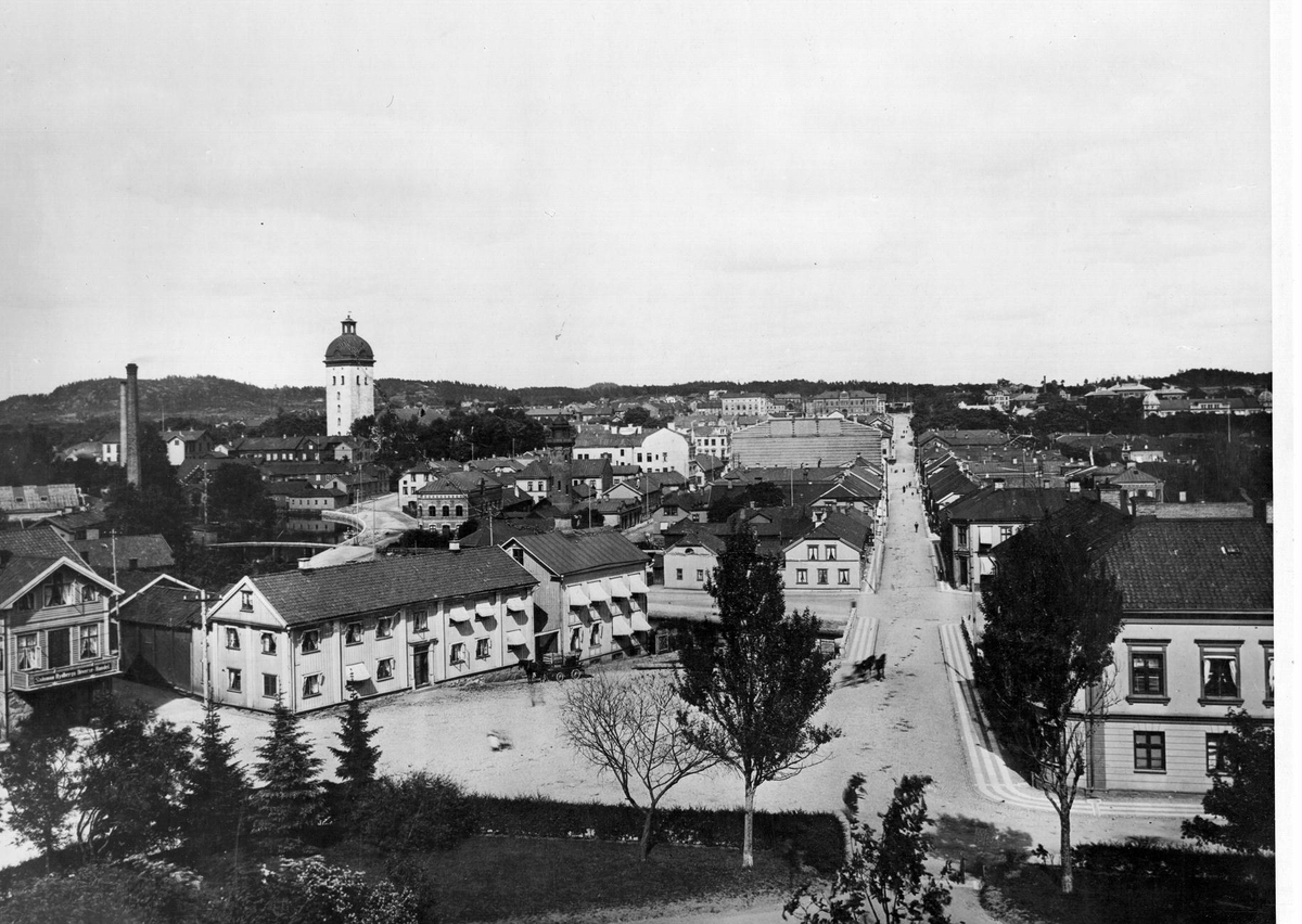 Vy över Borås från Tekniska skolan med Sven Eriksonsplatsen omkring år 1900.