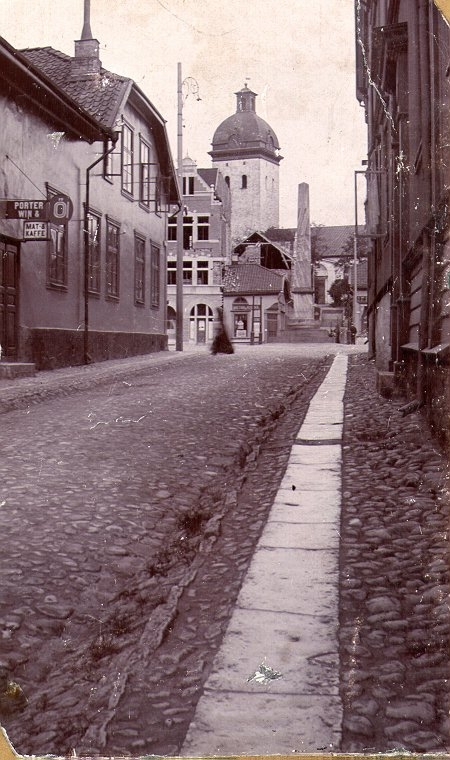 Lilla Kyrkogatan mot Stora Torget med Obelisken år 1896.
