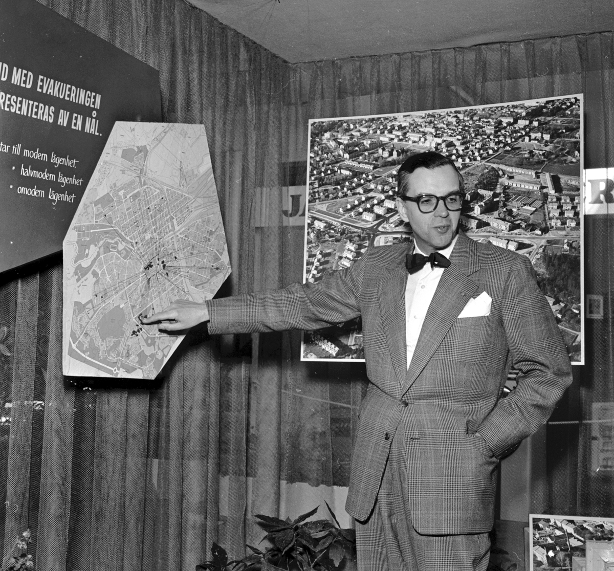 Louis Campanello, fastighetschef, inviger Gavlegårdarnas utställning 1957.