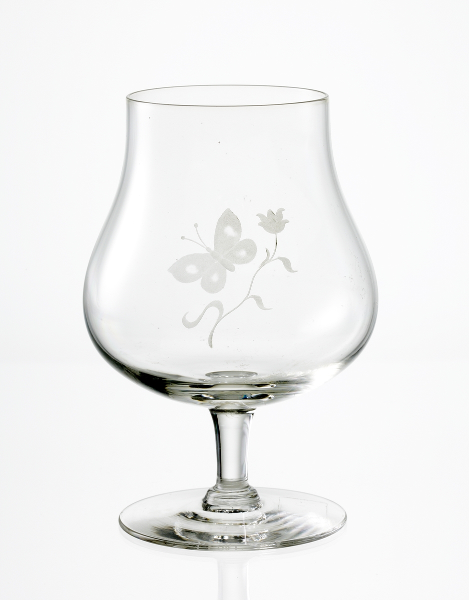 Design: Nils Landberg.
Aromglas. Klockformad kupa med graverad fjäril och blomma på kupan.