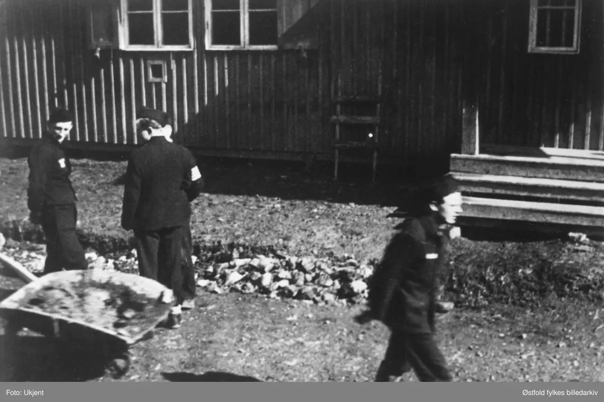 Fra fangeleiren på Grini i Bærum under andre verdenskrig i 1940-45 ...