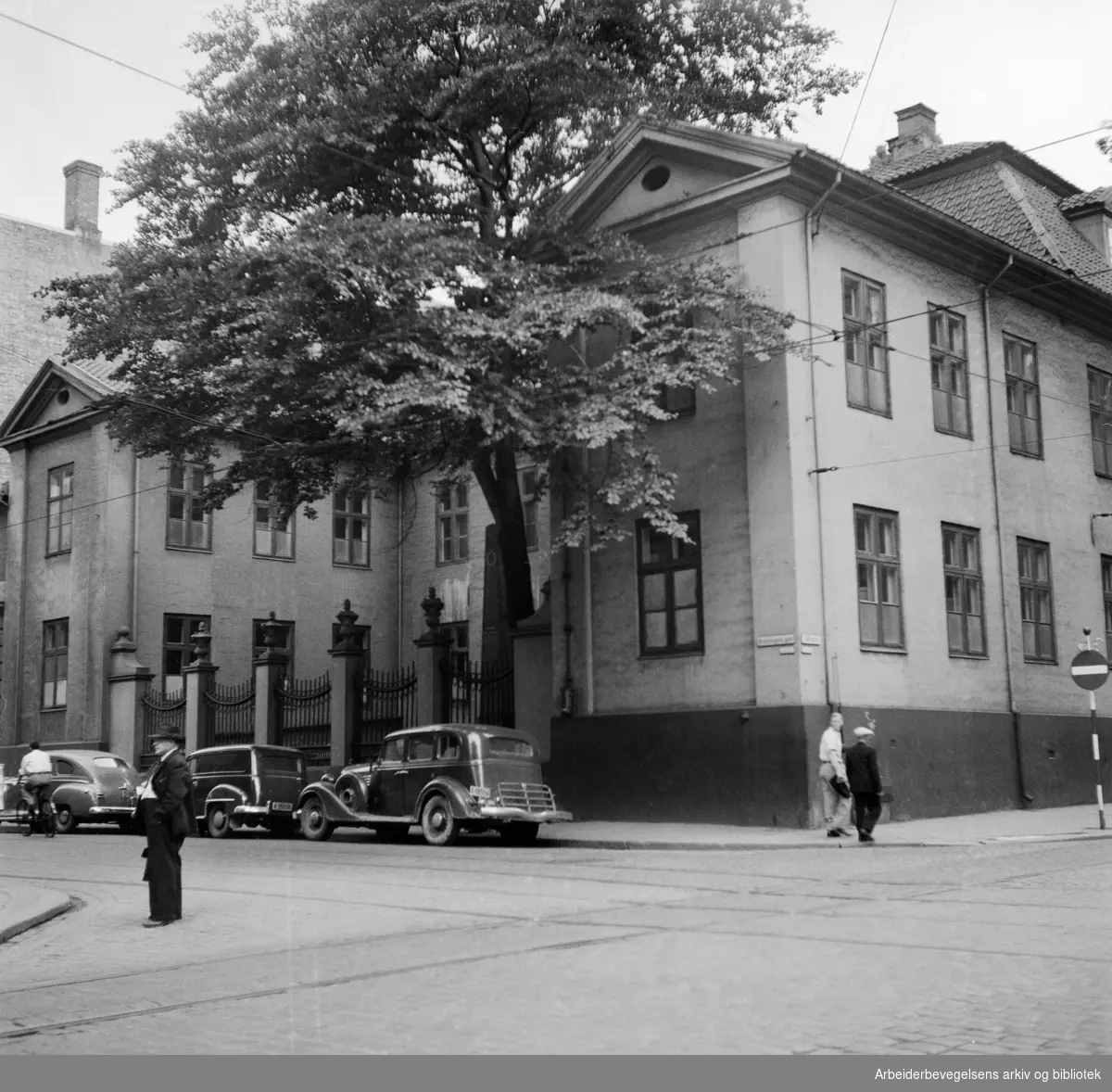 Krigsskolen - Den Gamle Krigsskole. Tollbugata 10 - Dronningens gate. Desember 1954