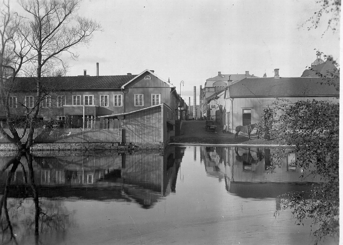 Holmsgatan mot norr med kvarteret Priamus t.v. år 1924.