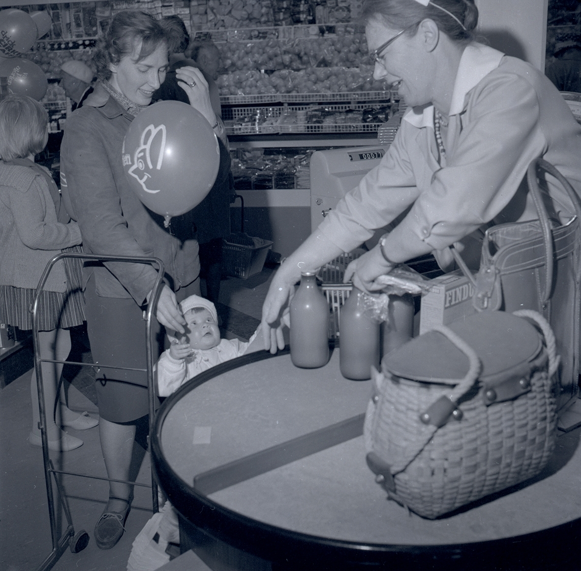 Bild tagen i samband med invigning av Konsum. Två kvinnor och ett barn som håller i en ballong.