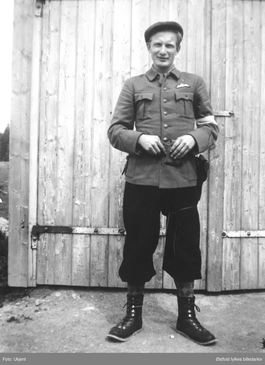 Jakob Melsom, medlem av Kompani Linge. Melsom ble sluppet i fallskjerm over Hærland i Eidsberg under 2. verdenskrig. Instruktør blant annet for Rødenes HS (hjemmestyrkene).