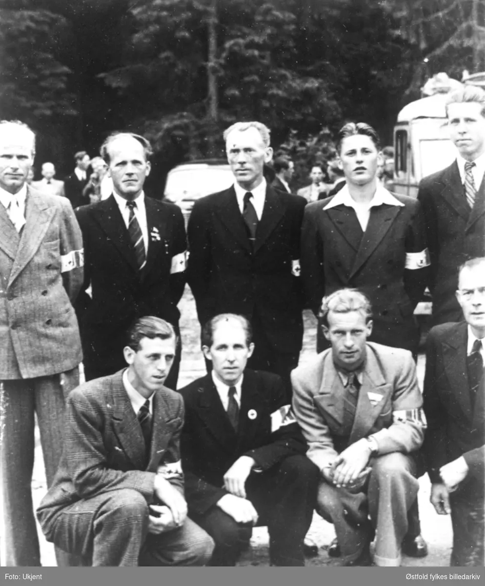 Hjemmestyrkenes sanitet (HS)  i Trøgstad ved frigjøringa 1945.
Bakre rekke fra venstre: Lærer Johan Ivesdal, Stensby, Evald Hagen, Per Sannem, Arne LIer.