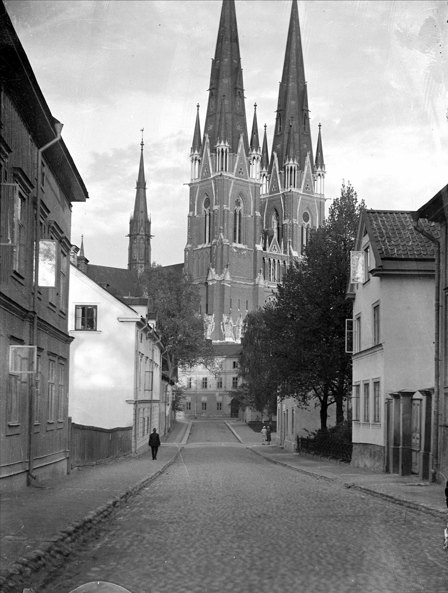 Uppsala domkyrka från S:t Larsgatan, omkring 1930