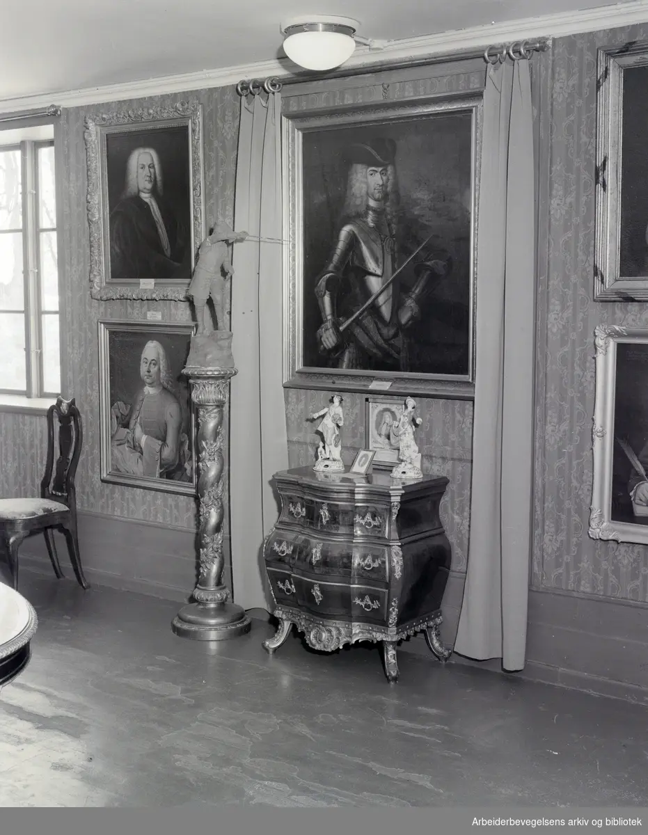 Frogner hovedgård. Bymuseet. Interiør med Jacob Conings portrett av Peter Wessel Tordenskiold. Mars 1950.