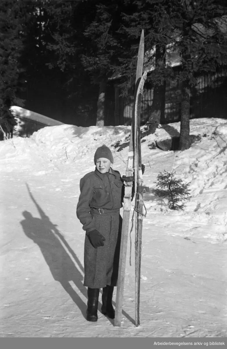 Det gamle skimuseet på Frognerseteren. Gutt viser fram et skipar bestående av en langski og en kortere med skinnkledt såle. Januar 1947.