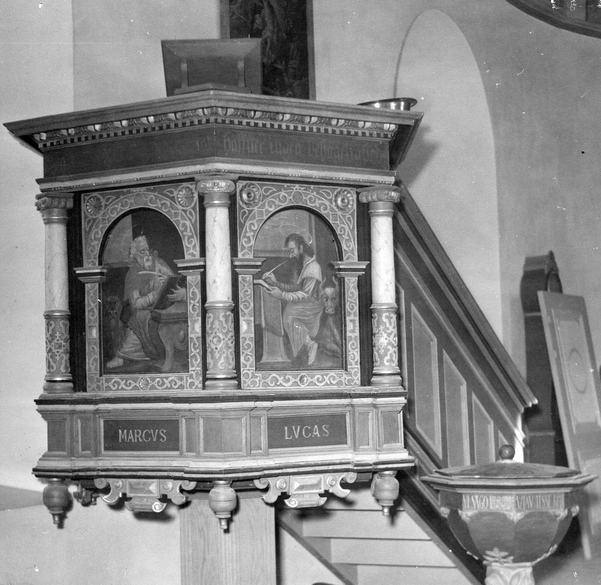 Rävinge sn. Rävinge kyrka. Predikstol från 1620-talet. Restaurerad 1945 av Erik Sköld, Halmstad.
Foto 2 predikstol och dopfunt.