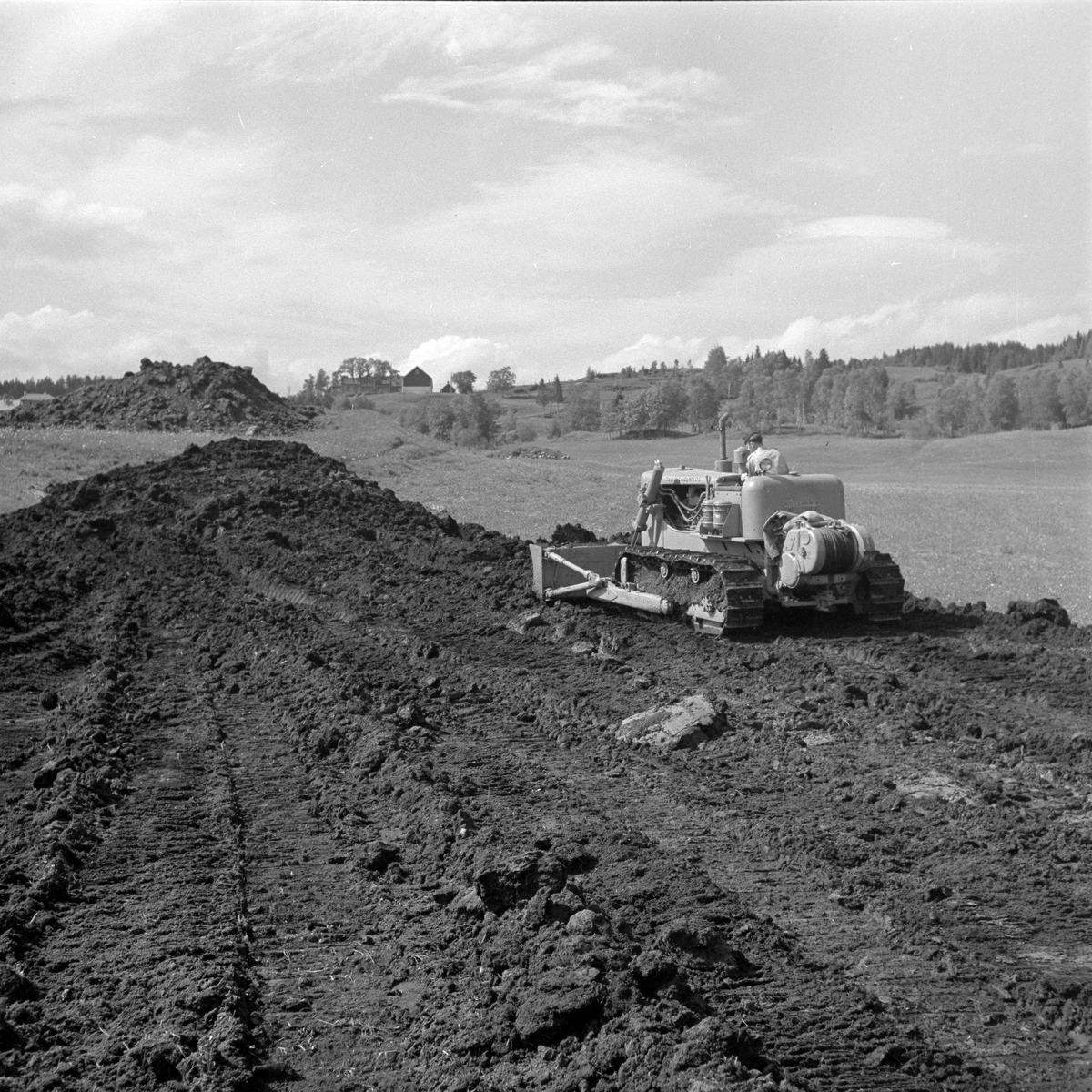 Forberedelse til bygging av boligblokker på jordet til Sverresborg gård
