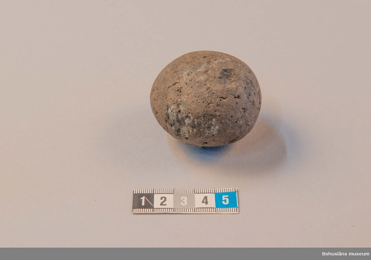 Rund och naturligt rundslipad sten. Har ett par ytliga kross-/knackspår. 

294 Landskap BOHUSLÄN

Ur handskrivna katalogen 1957-1958:
Rund sten. Diam: c:a 5,5 cm.

Lappkatalog: 101