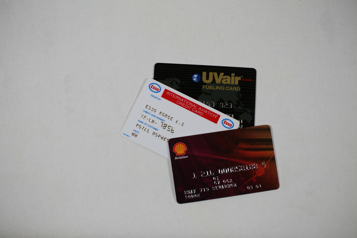 Kortmappe til oppbevaring av betalingskort. Inneholder tre betalingskort, Esso, Shell og UVair.