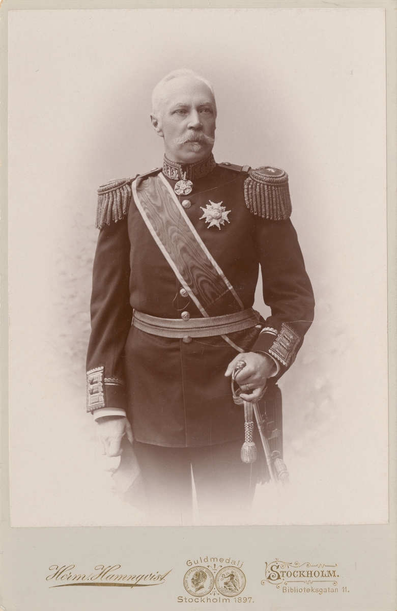 Porträtt av generallöjtnant Edvard Julius Breitholtz.

Se även bild AMA.0000993 och AMA.0006999.