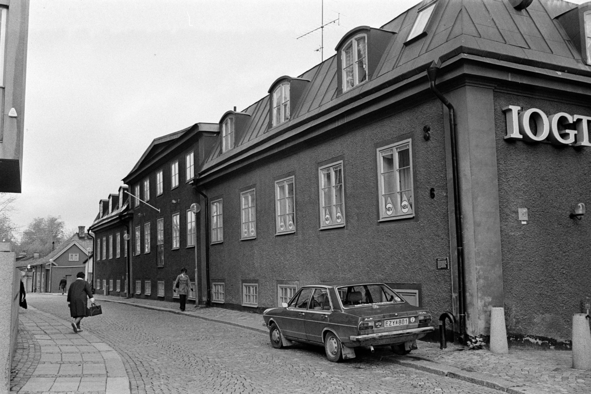 Exteriöra och interiöra bilder av Godtemplarnas hus på Slottsgatan 6 i Västerås. Bilderna är tagna i samband med stadsbyggnadskontorets byggnadsminnesinventering under 1970-talets första hälft.