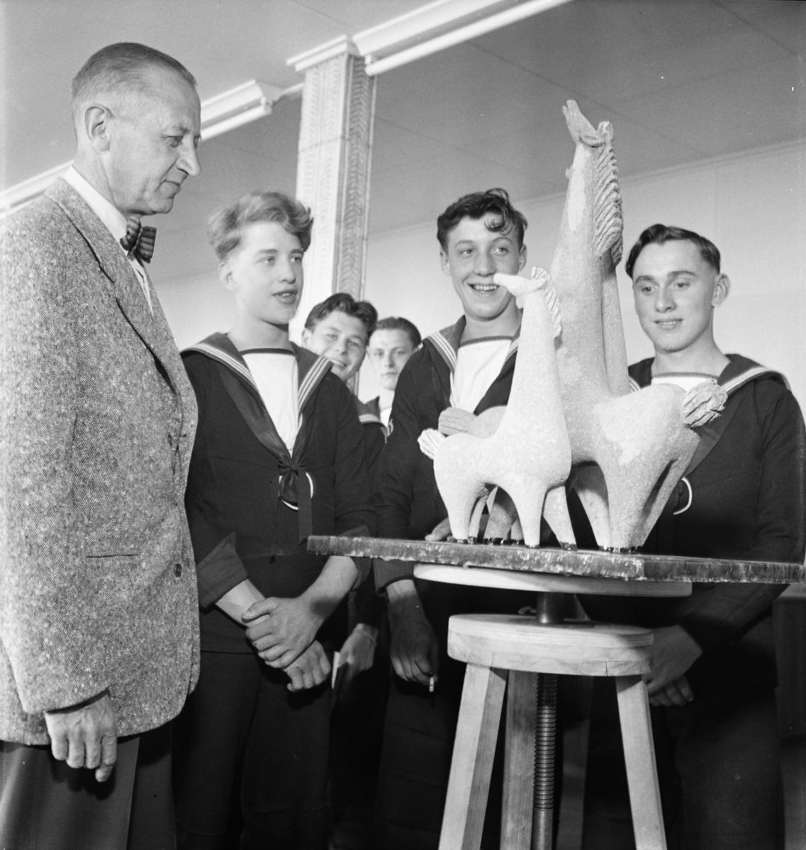 Upsala-Ekeby AB - engelska kadetter blir visade prydnadshästar, Uppsala 1954