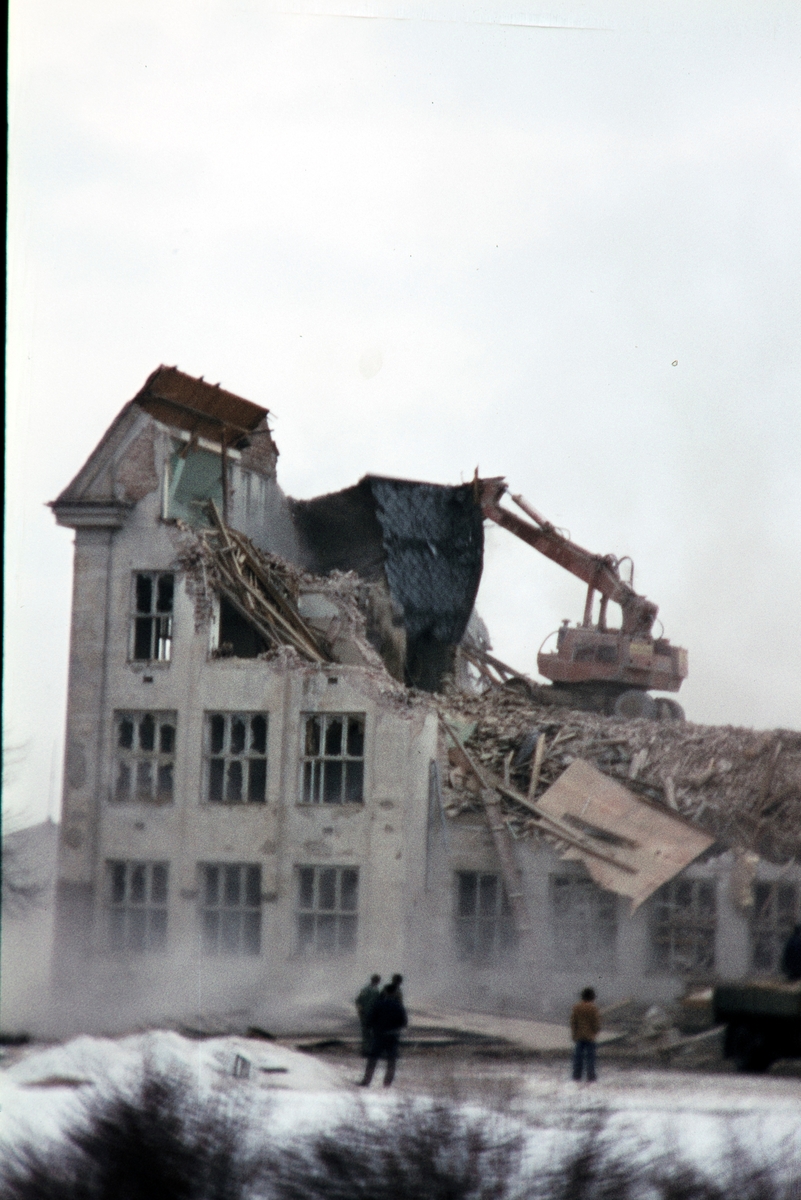 Hamar Katedralskole, Brødrene Haugen & Langaas as, river skolen i januar 1974.
