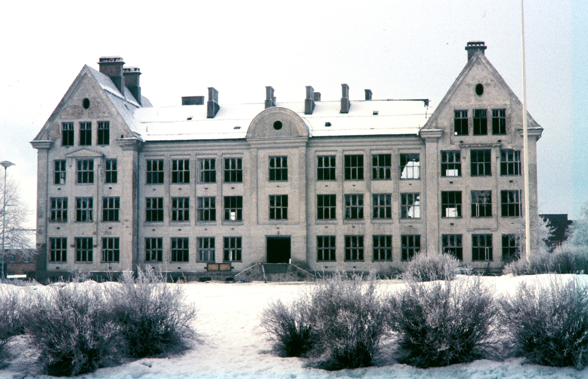 Hamar Katedralskole, fasaden ut mot Vestre torg, skoletorget før Brødrene Haugen & Langaas as, river skolen i januar 1974.