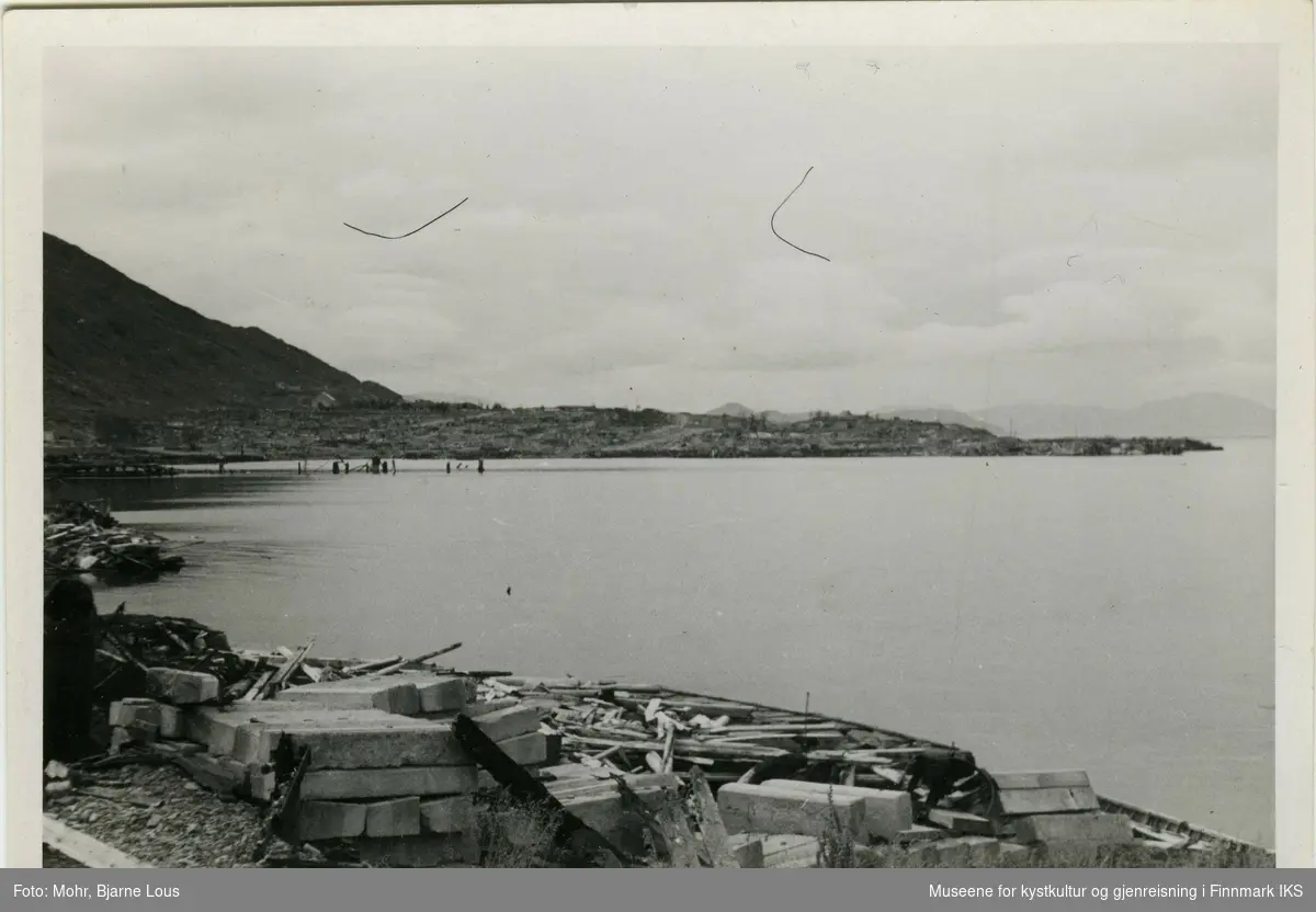 Hammerfest havn etter andre verdenskrig. Kaianlegget til venstre er ødelagt. I bakgrunn ligger ruiner av Hammerfest sentrum.