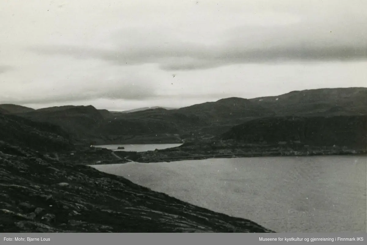 Ødeleggelsene etter andre verdenskrig. Hammerfest og Storvannet sett fra Fuglenesfjellet.