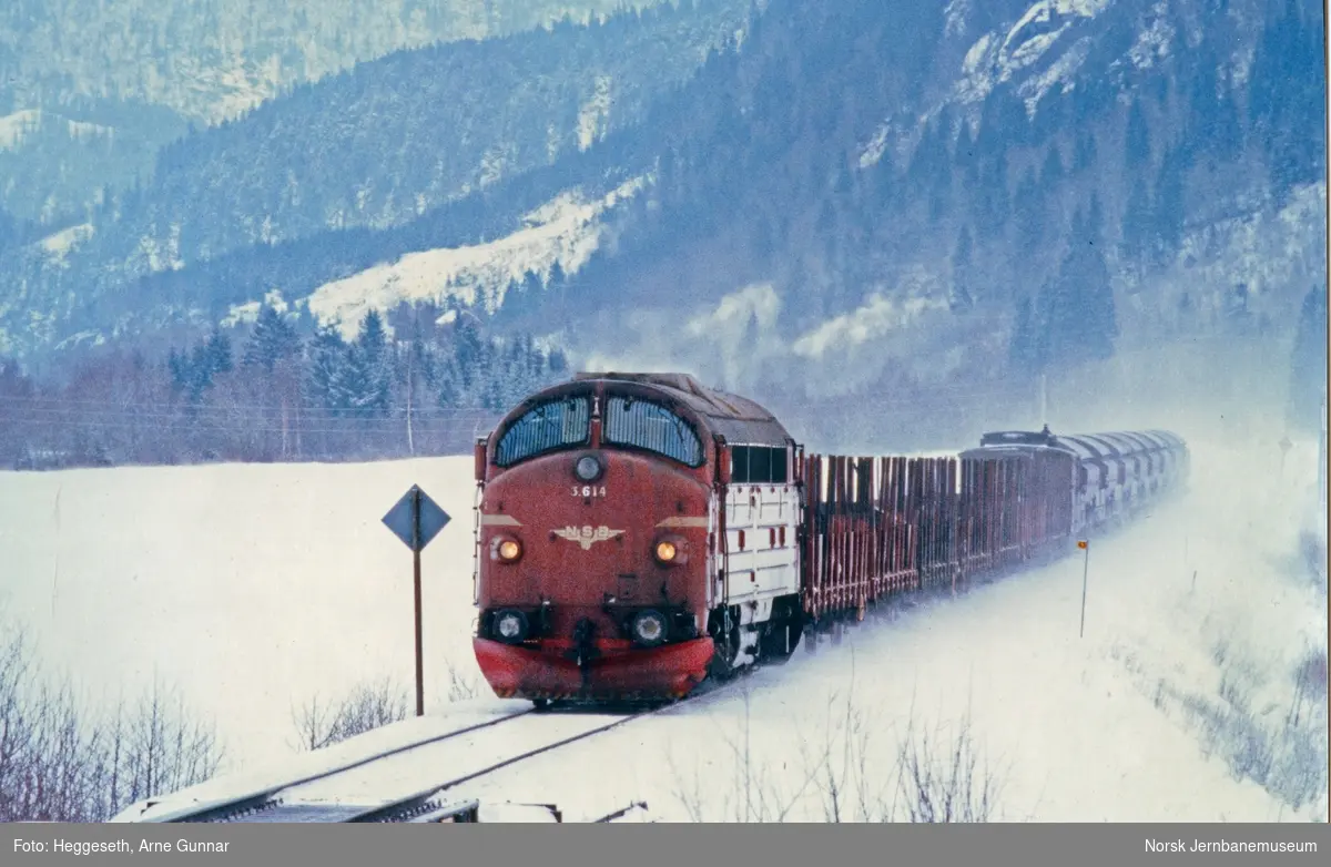 Diesellokomotiv Di 3 nr. 614, med godstog ("Kopperå-kippen") i nærheten av Hegra