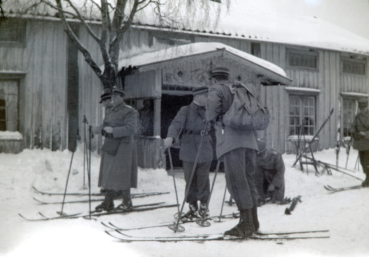 Militærøvelse i Romedal 1937. Vinterøvelse. Kronprins Olav var tilstede under øvelsen. Vinter, snø, ski, militæret. 
