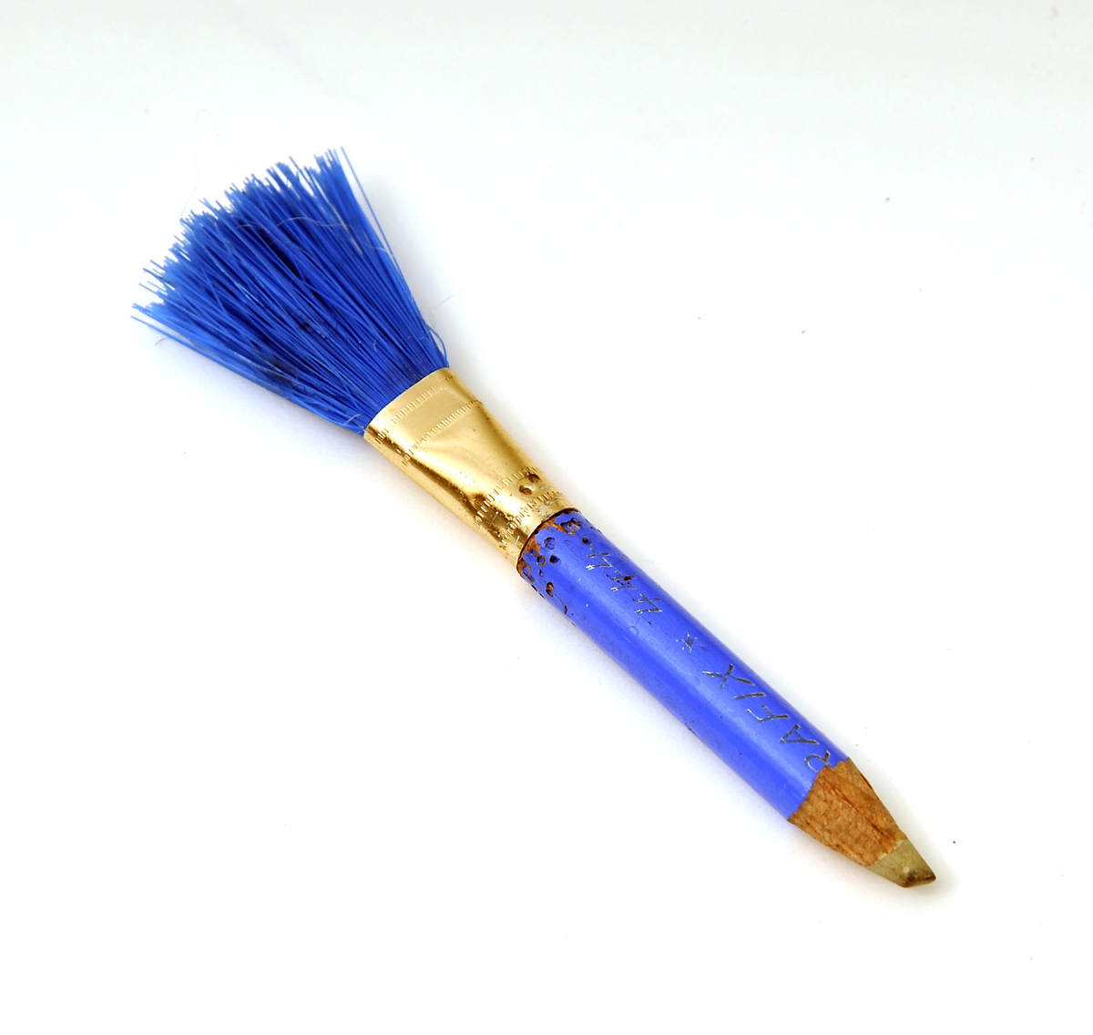 En blå blyant med hvit spiss, og en blå kost på toppen