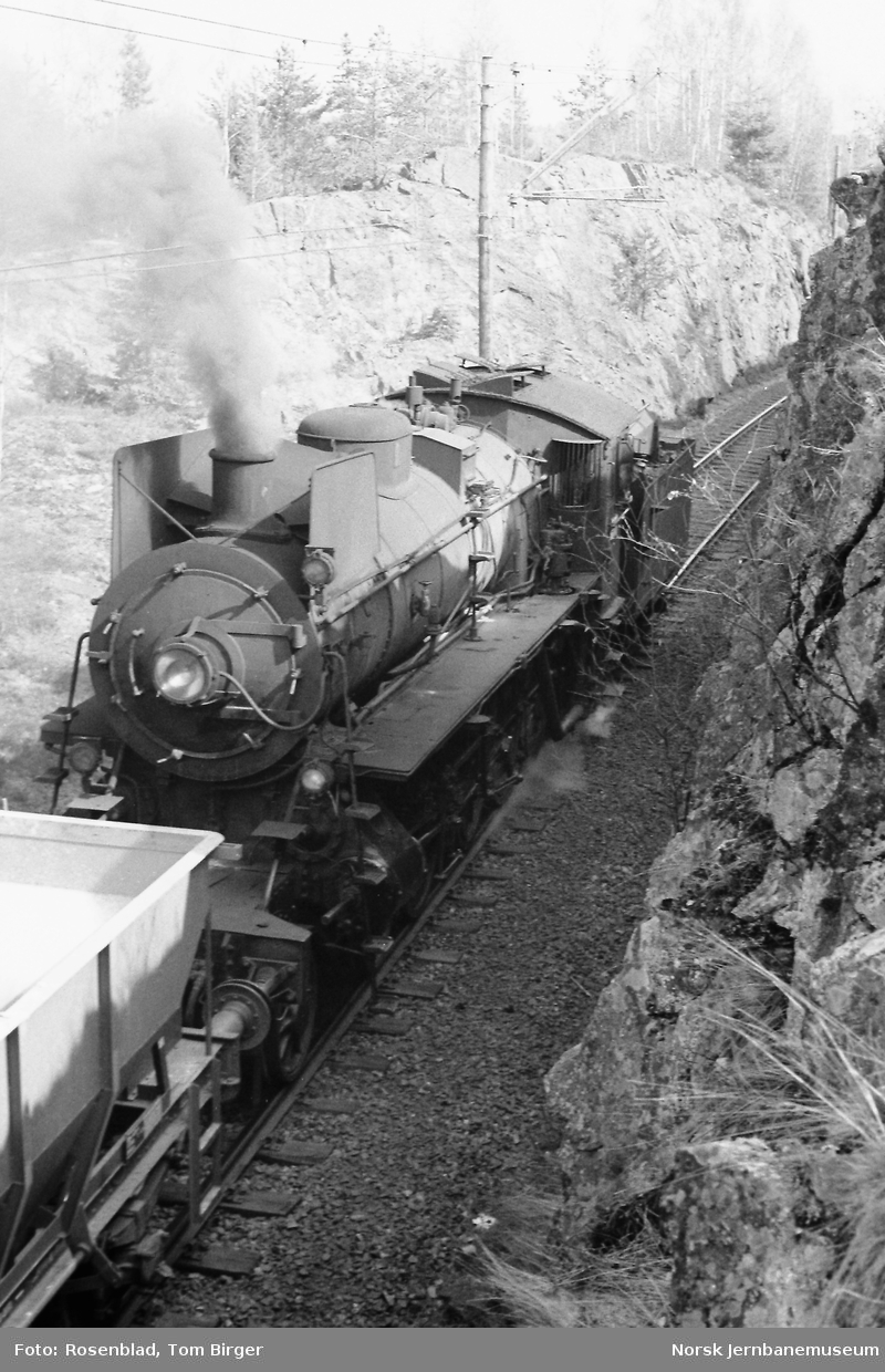 Damplokomotiv 26a nr. 217 med pukktog ved Bingsfoss mellom Sørumsand og Blaker stasjoner på Kongsvingerbanen