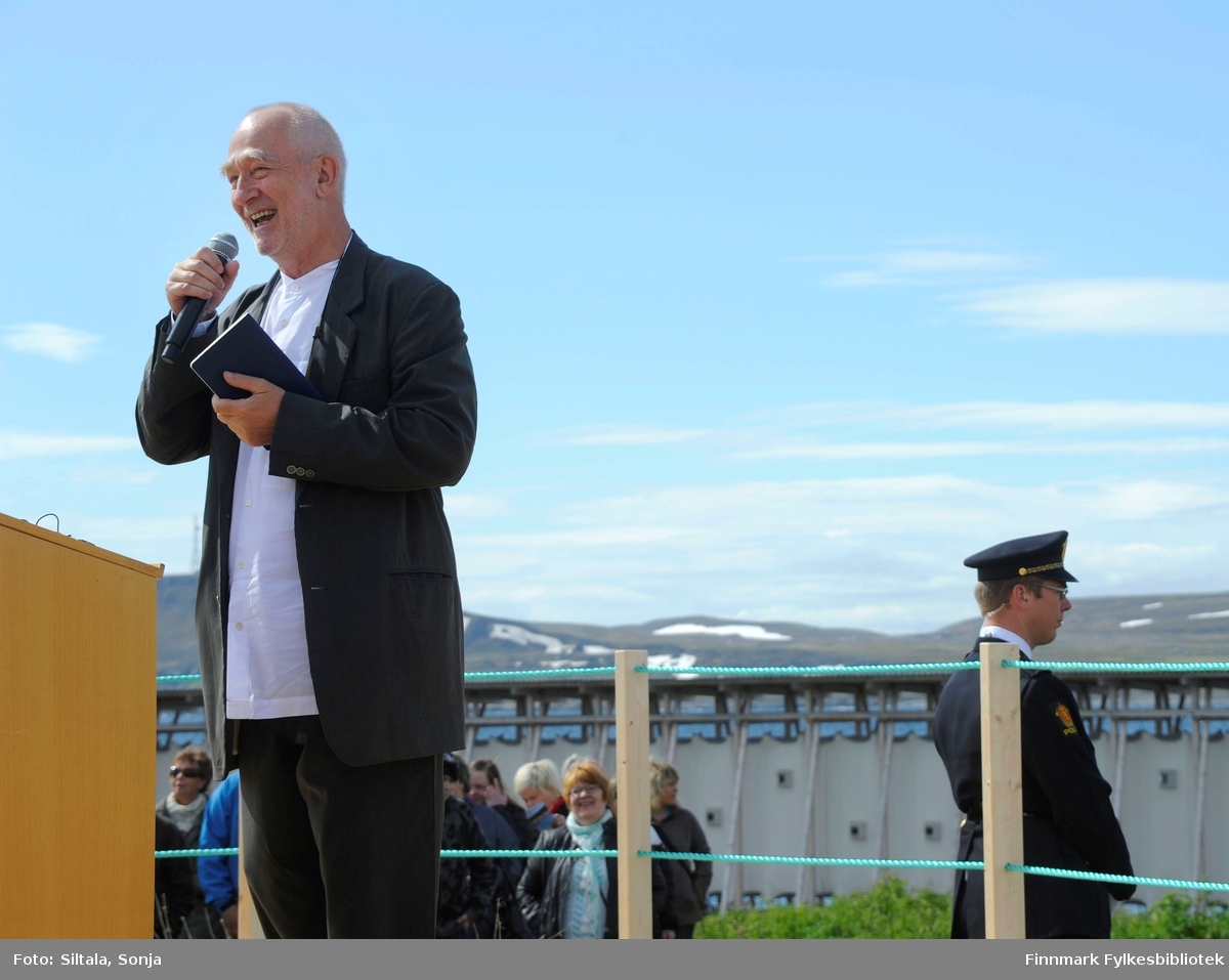 Minnesmerket på Steilneset i Vardø ble avduket på Sankthansaften, 23. juni i 2011 av HM Dronning Sonja. Flere hundre personer møtte frem for å være med på åpningen, som ble dekket av lokal og internasjonal presse. Den sveitsiske arkitekten Peter Zumthor holder en tale.