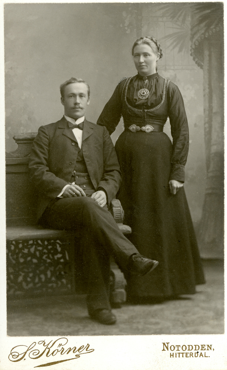 Atelierfoto av Olaf G. og Aslaug Helland, mai 1903.