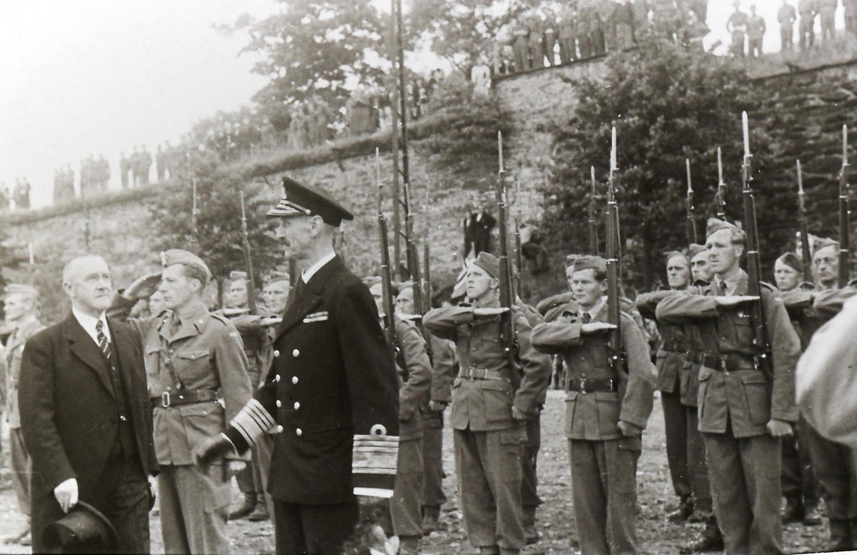 Kongen på inspeksjon av troppene ved sitt besøk på Bergenhus festning. Onkel Johannes Nordenborg mellom kongen og ordenføreren.