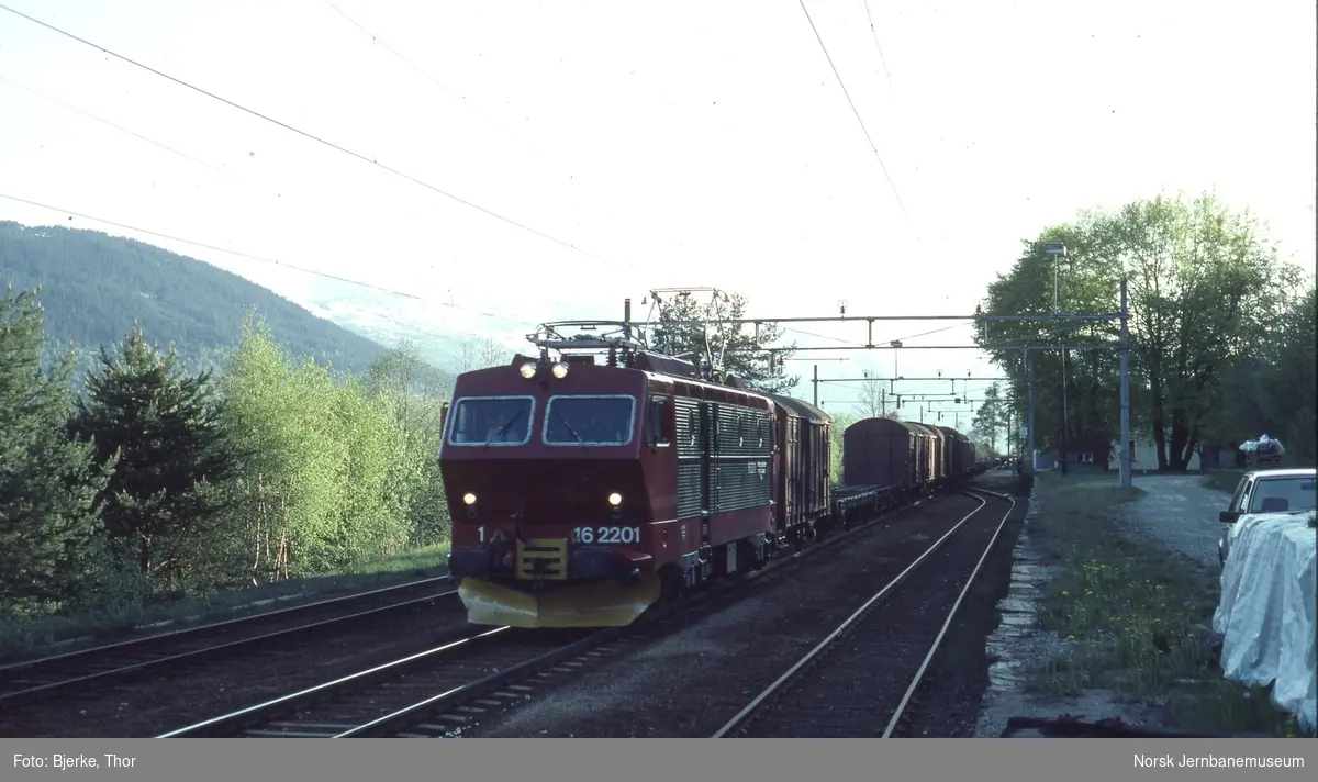 Elektrisk lokomotiv El 16.2201 med godstog 5502 passerer Ygre stasjon