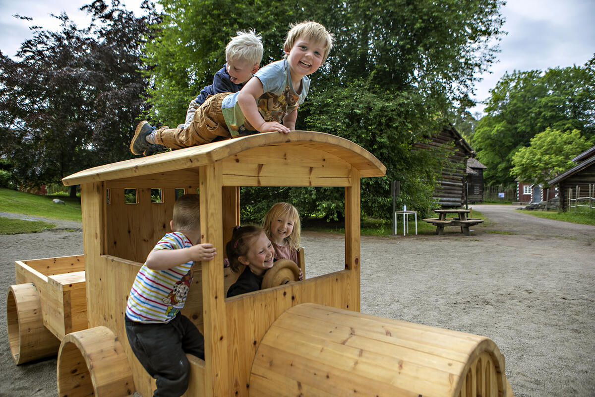 Barn leker på lekeplassen (Foto/Photo)