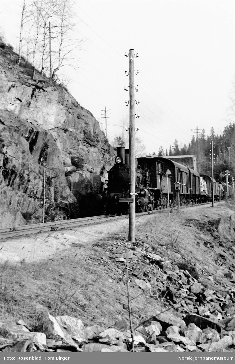 Damplokomotiv 21e 203 med godstog fra Arendal på Bøylefossbru stasjon