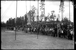 Kretsturnstevne 1930. Mann i ringøvelse. Publikum stående ru