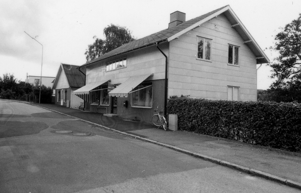 Oskarströms sn, Storgatan. Oskarströms Textilaffär. Foto 1-3 Extriör från norr. Affären i bottenplanet, Majken Johanssons bostad i ovanvåningen. Foto 4-5 Äldsta butiken, låga huset till vänster och nuvarande, till höger från söder. Foto 6-8 Majken Johansson (dotter till Nanny Carlsson) hade butiken 1930-1981. Foto 9-13 Interiör av butiken med nya ägaren.