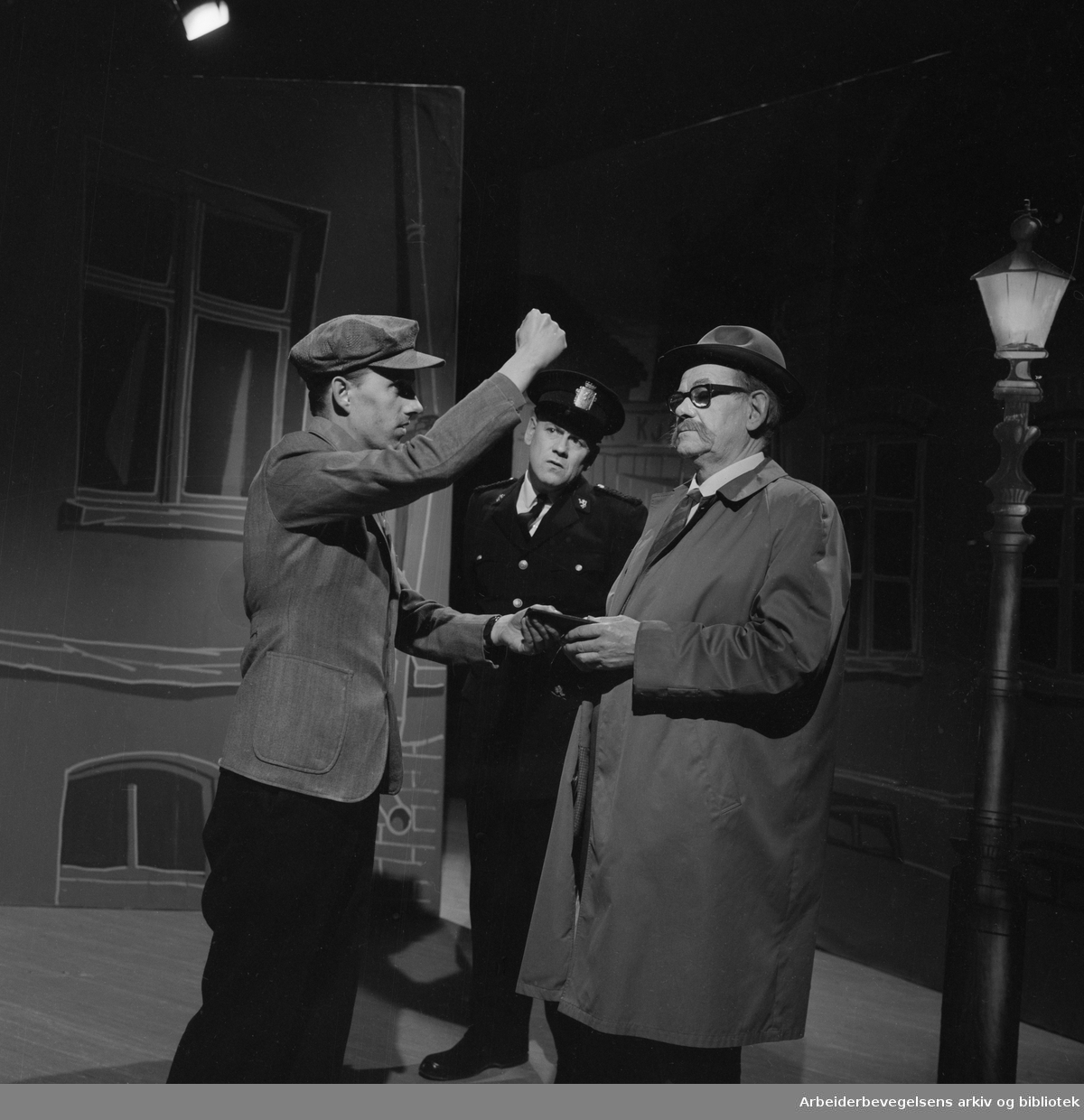 Revyunderholdning i fjernsyn; Teksten var av Arne Svendsen. Politimannen Arve Opsahl tar to "bråkmakere" i øyensyn. Mars 1965
