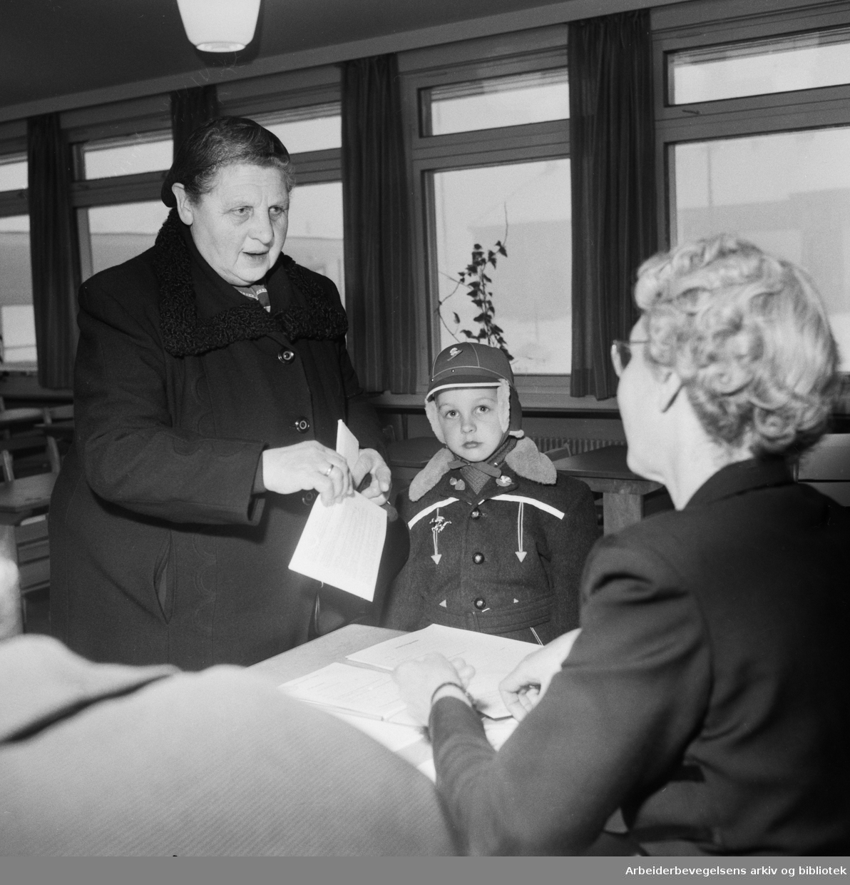 Seks år gamle Jan Erik Amundsen fra Lille Tøyen innskrives til Hasle skole. Januar 1958