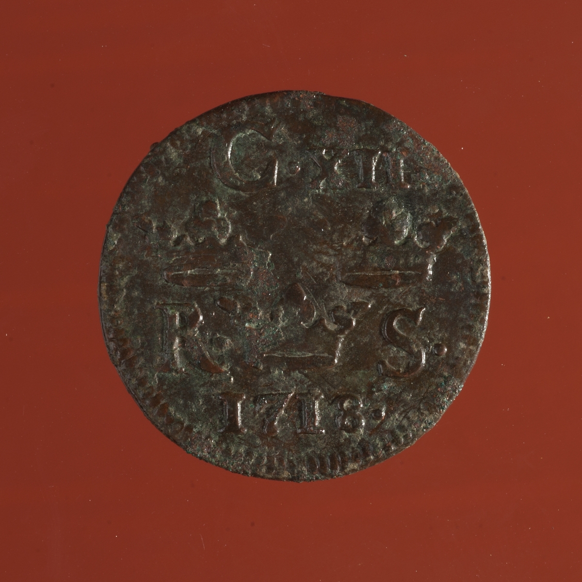 Mynt av kopparlegering. 1/6 öre SM. Karl XII (1697-1718). Präglat 1718 i Avesta.