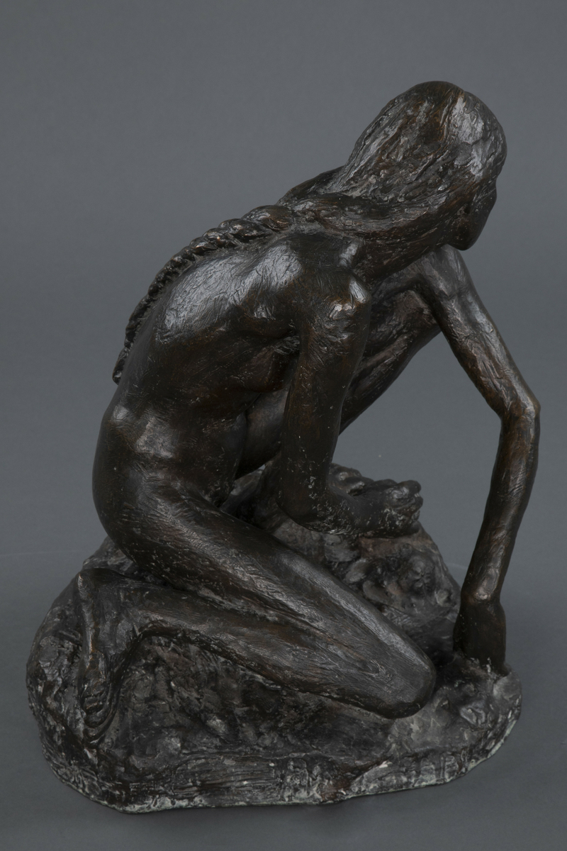 Kvinne som sitter på huk [Bronseskulptur]