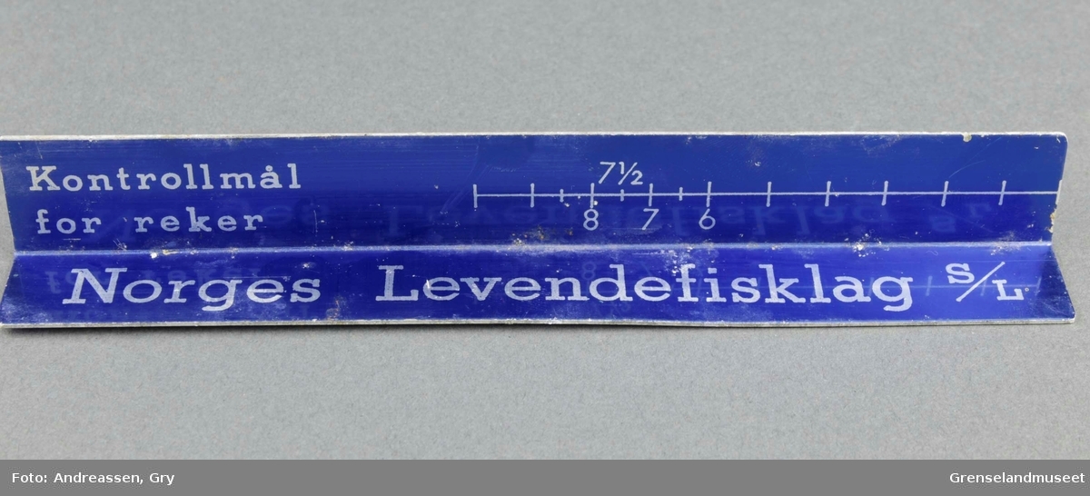 Linjal for måling av rekestørrelse. Fra Norges Levendefisklag S/L.