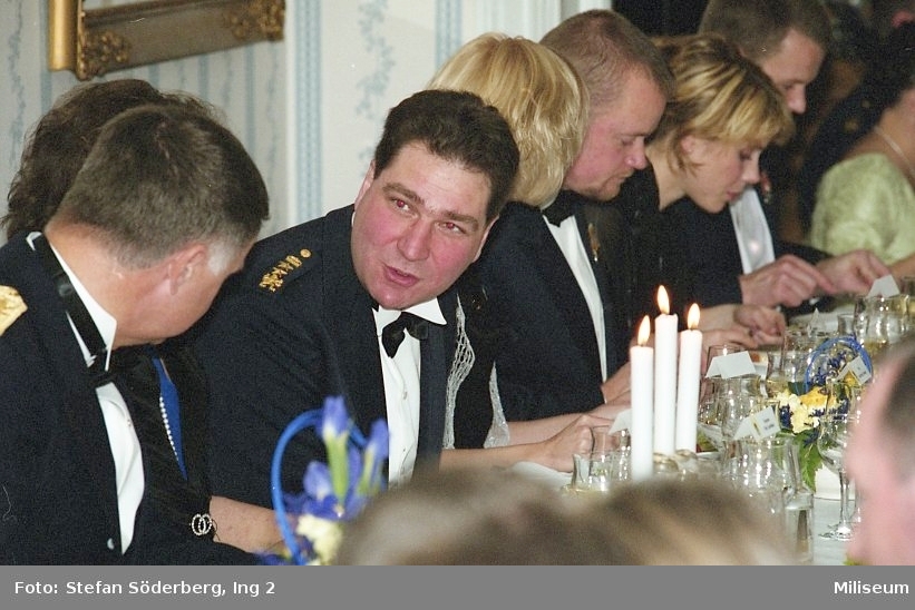 Middagsgäster sittande runt middagsbord. Från vänster Generalmajor och rikshemvärnschef Alf Sandqvist, kapten Bo Kenneth Knutsson, Ing 2, och Rickard Öster.