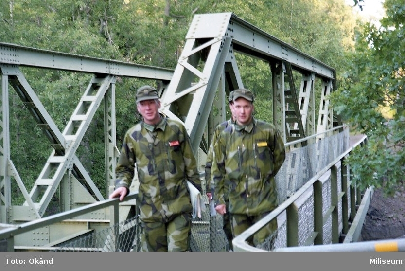 IB 12, fältövning.
Militär på gångbron.

Löjtnant Niklas Andersson och löjtnant Tommy Friman.
