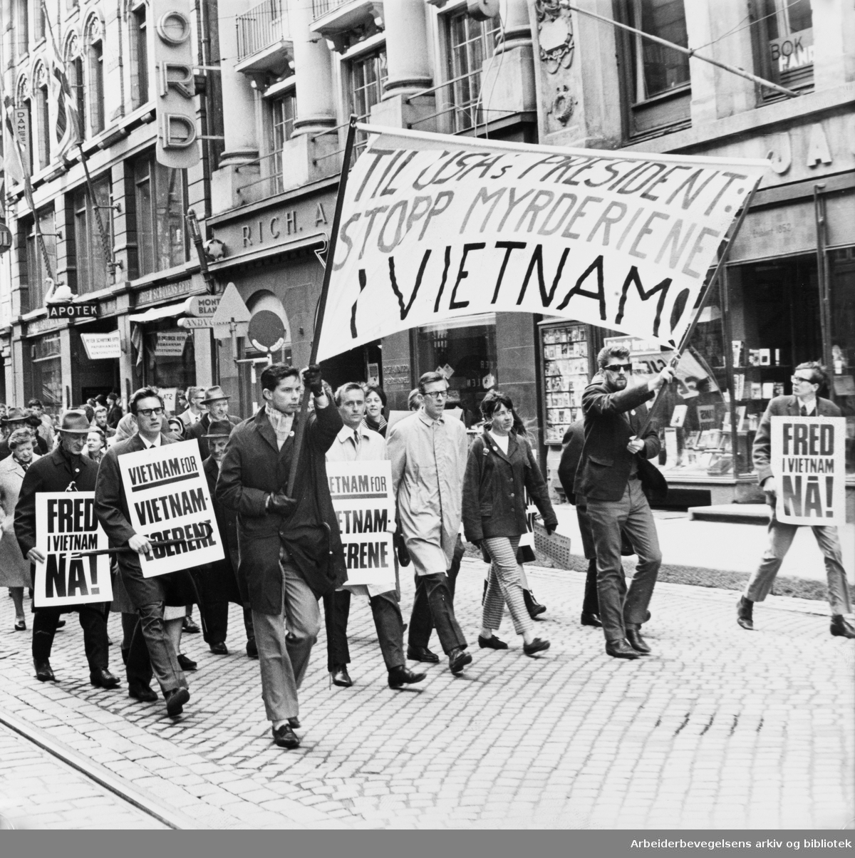 1. mai 1967: Parole: Til USAs president: Stopp myrderiene i Vietnam. Demonstrasjonstoget på Karl Johans gate.