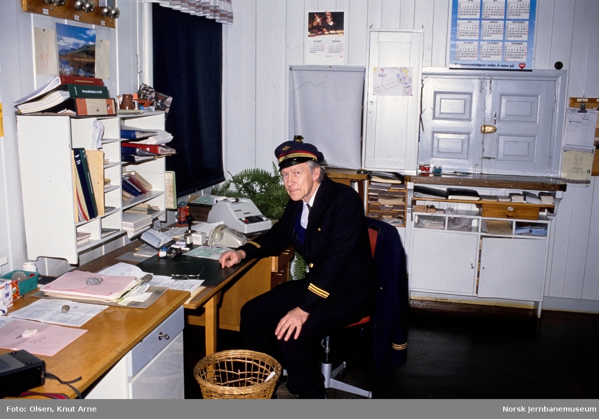 Stasjonsleder Alf Haugland på kontoret på Veggli stasjon