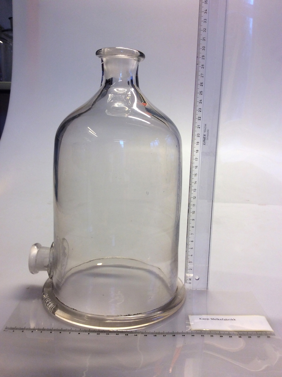 Flaske (A) med avrundet bunn, som hviler på en ring (B) av kork. Flaske brukes for destillasjon. Den har en sidearm som er innstilt på 75 grader til den vertikale aksen. For bruk med termometre kalibrert for 76mm nedsenking.
