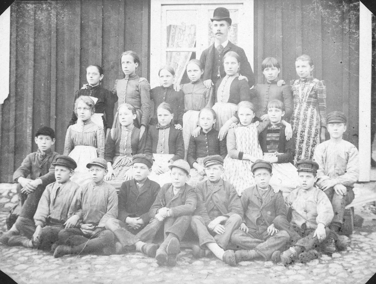 Oskarströms sn. Märtas skolkamrater i Oskarström med lärare Rydberg, 1890.